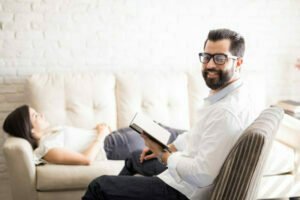 Descubre cómo hacer autohipnosis paso a paso, desde cómo prepararte hasta cómo profundizar en el estado hipnótico. ¡Aprende a usar la autohipnosis para mejorar tu vida!